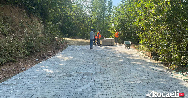 Gölcük Nüzhetiye - Sakarbıçkı arasına Büyükşehir Belediyesi tarafından parke yol yapılıyor