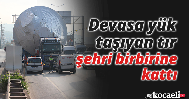 Devasa yük taşıyan tır şehri birbirine kattı