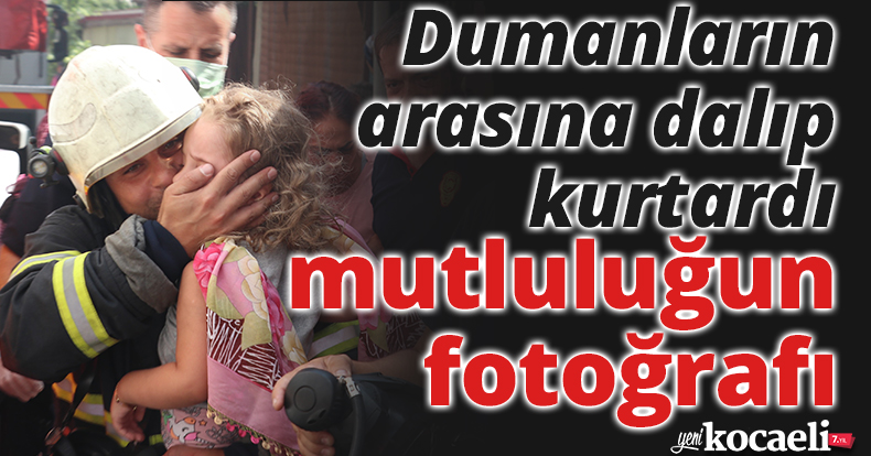 İtfaiye ekibi dumanların arasına dalıp kurtardı, mutluluğun fotoğrafı