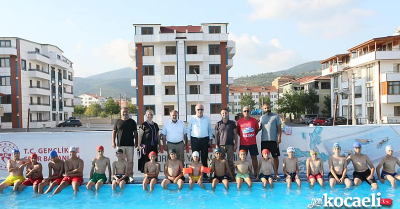 2 bin 500 öğrenciye yüzme öğretiliyor