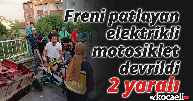 Freni patlayan elektrikli motosiklet devrildi: 2 yaralı