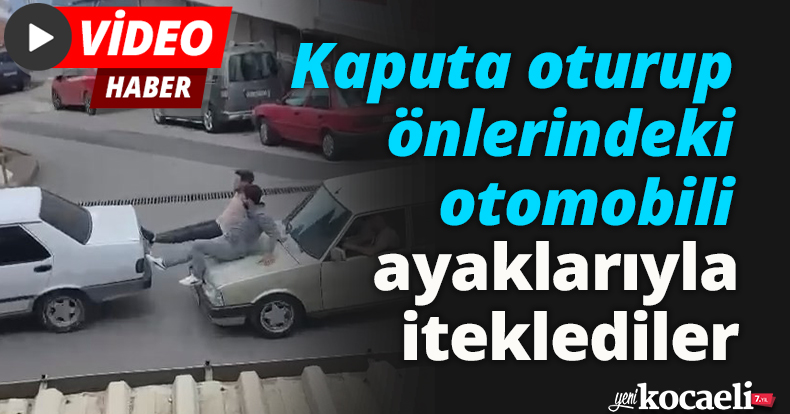 Kaputa oturup önlerindeki otomobili ayaklarıyla iteklediler