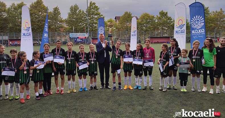 U-13 Kız Futbol Turnuvasının Şampiyonu Kocaeli Kadın Futbol 