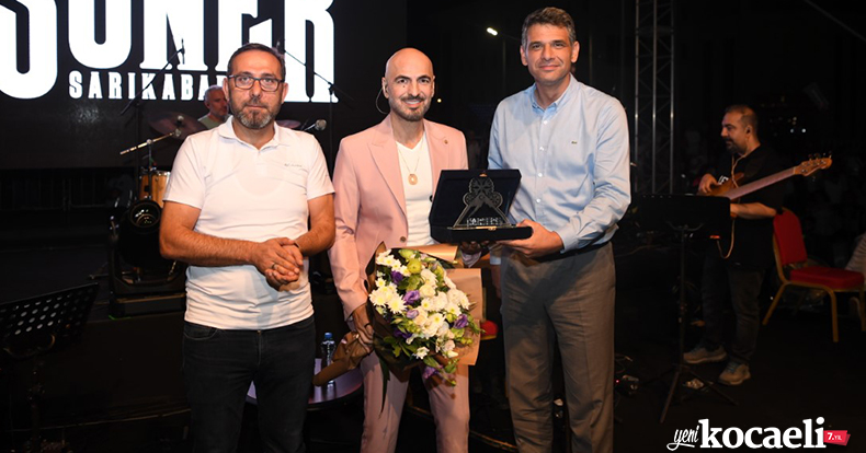 KARTEPE’DE SONER SARIKABADAYI COŞTURDU