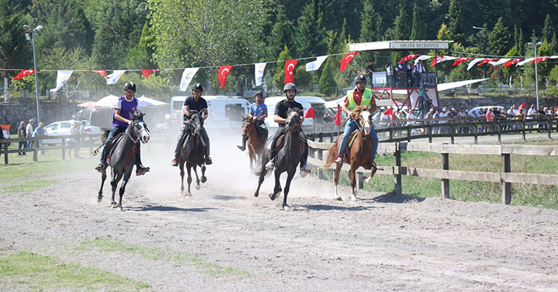 RAHVAN AT YARIŞI İHSANİYE KOŞUSU BÜYÜK HEYECANA SAHNE OLDU