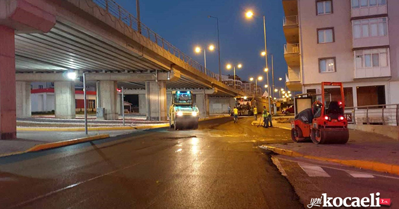 Gölcük Yüzbaşılar Köprülü Kavşağı  yan yolları asfaltlanıyor