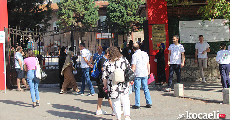 Adaylar içeride, yakınları dışarıda ter döküyor