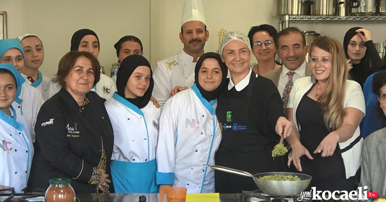 Zeybek, kız öğrencilerle birlikte mutfağa girdi, fasulye kavurması yaptı