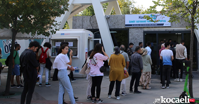 İzmit Seyahat Kartları Merkezi öğrencilerle dolup taşıyor