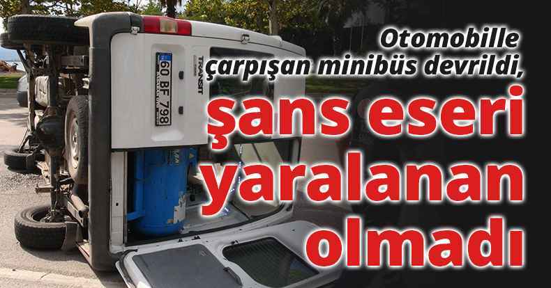 Otomobille çarpışan minibüs devrildi, şans eseri yaralanan olmadı
