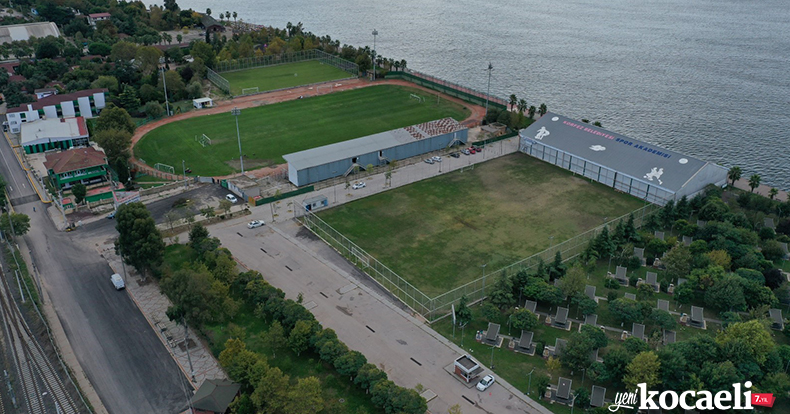 Körfez Alparslan Türkeş Spor Kompleksi’ne sentetik çim