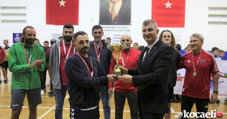 Kurumlar Arası Voleybol Turnuvası Şampiyonu Gölcük Belediyesi
