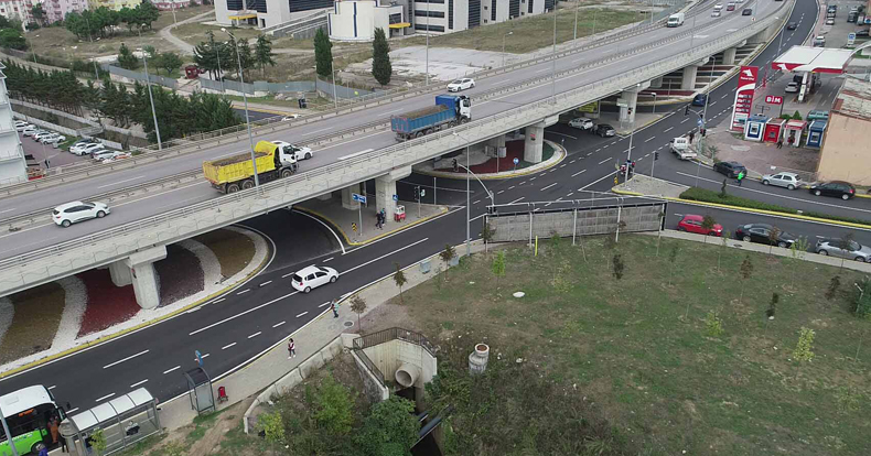 Gölcük Yüzbaşılar Köprülü kavşağı yan yollarında yol çizgileri çekildi