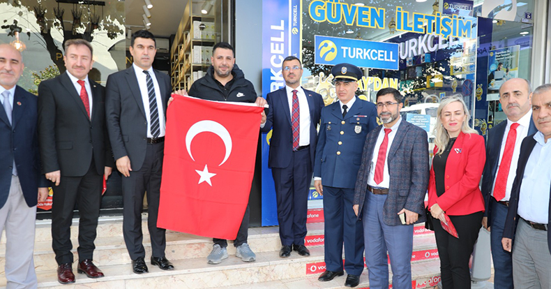 Körfez’de 9 bin 900 bayrak dağıtıldı