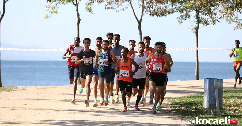 Genci yaşlısı binlerce sporsever Cumhuriyet aşkına koştu