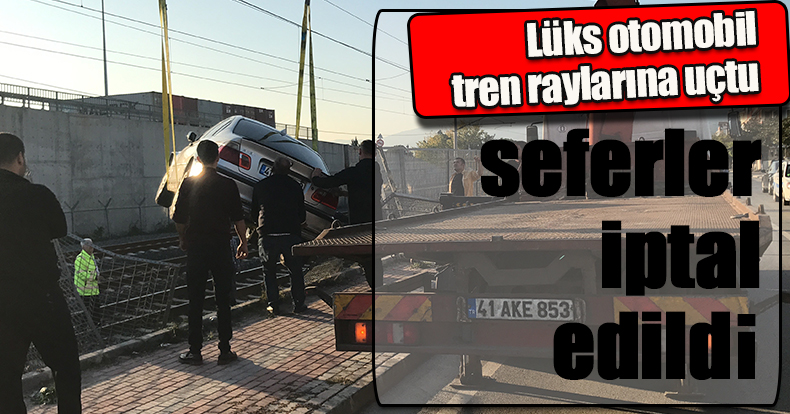 Lüks otomobil tren raylarına uçtu, seferler iptal edildi