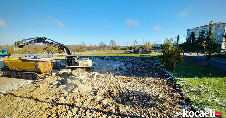 Atık durumdaki prefabrik yapı yıkıldı