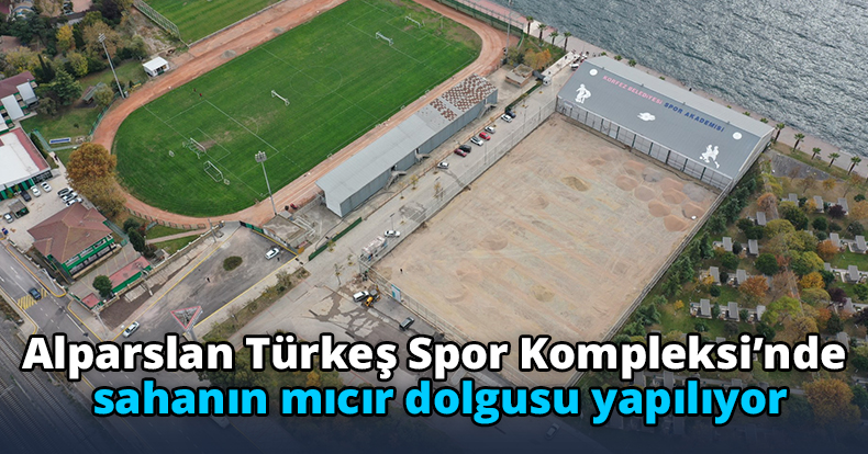 Alparslan Türkeş Spor Kompleksi’nde sahanın mıcır dolgusu yapılıyor