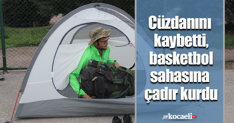 Cüzdanını kaybetti, basketbol sahasına çadır kurdu