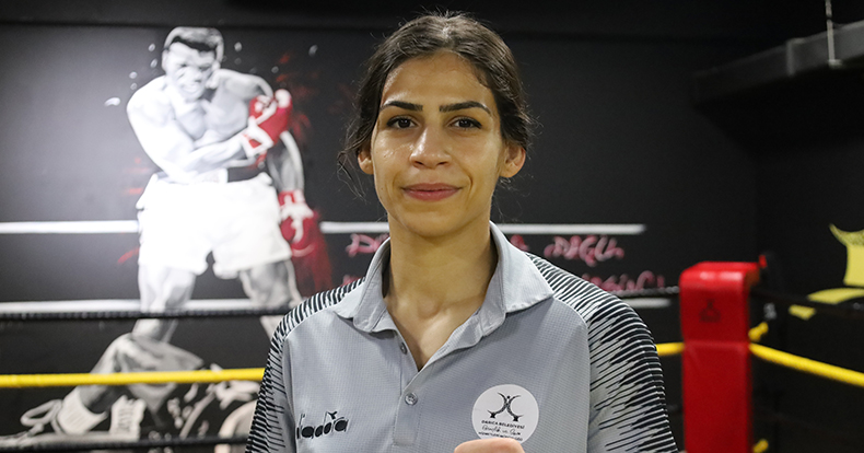 Sınıfta öğretmen ringde boksör