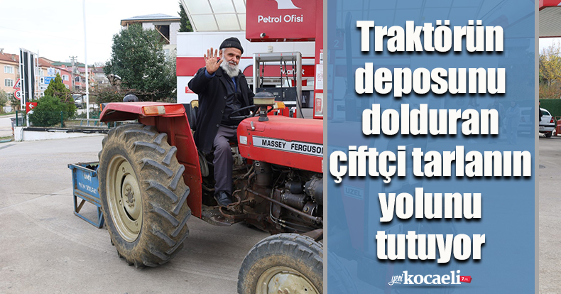 Traktörün deposunu dolduran çiftçi tarlanın yolunu tutuyor