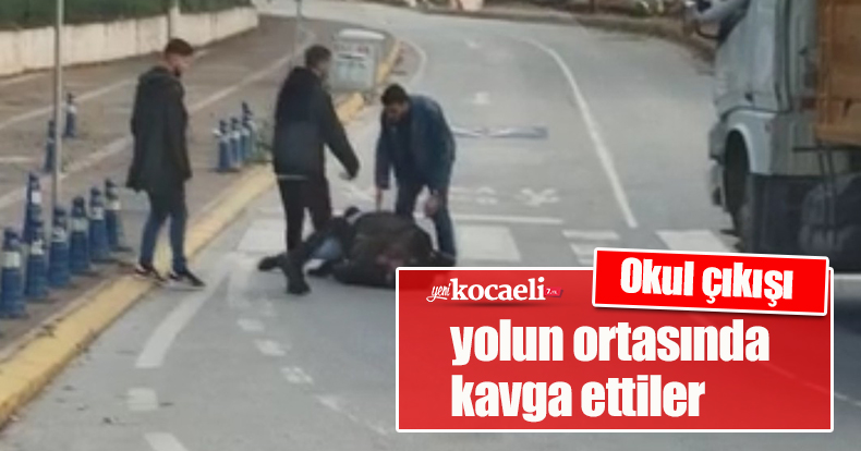 Okul çıkışı yolun ortasında kavga ettiler
