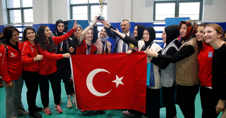 Başkan Büyükakın, kadınların voleybol heyecanına ortak oldu   