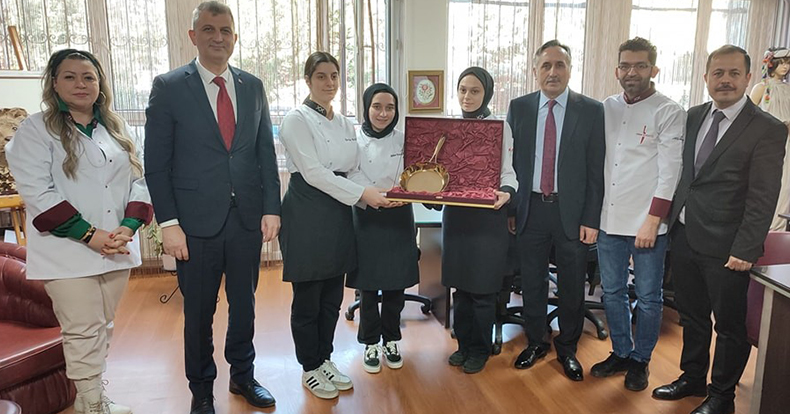 Geleceğin aşçıları mutfakta hünerlerini sergiledi, 3 ödülle kente döndü