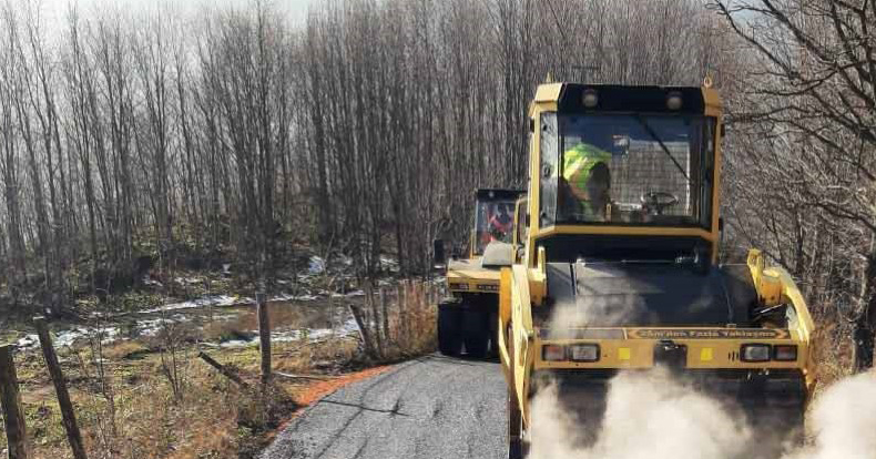 Yol Bakım Timi köy yollarını asfaltlıyor   