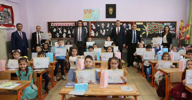 BAŞKAN SEZER, ÖĞRENCİLERİN KARNE HEYECANINA ORTAK OLDU