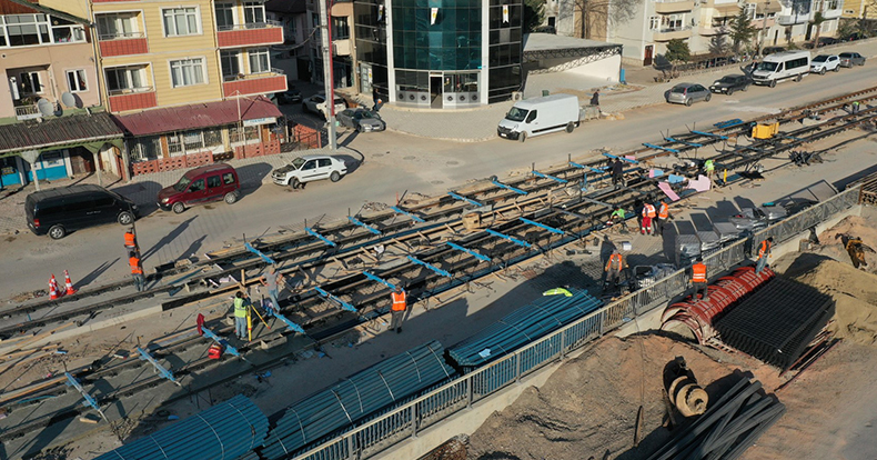 Kuruçeşme tramvayında kirişler tamam sıra raylara geldi