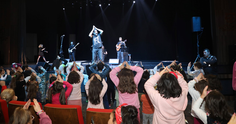 Çocuklar ara tatilde Onur Erol şarkılarıyla eğlendi