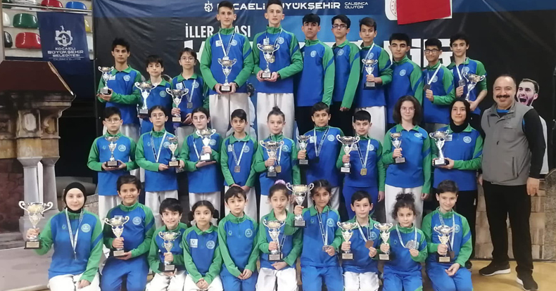 Çayırova Belediyesi Karate Takımı kupa ve madalyaları topladı
