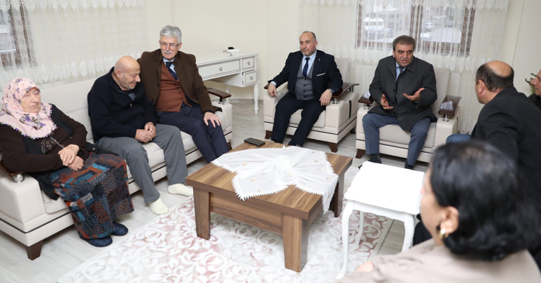 Ellibeş patlamadan kurtulan aileyi ziyaret etti