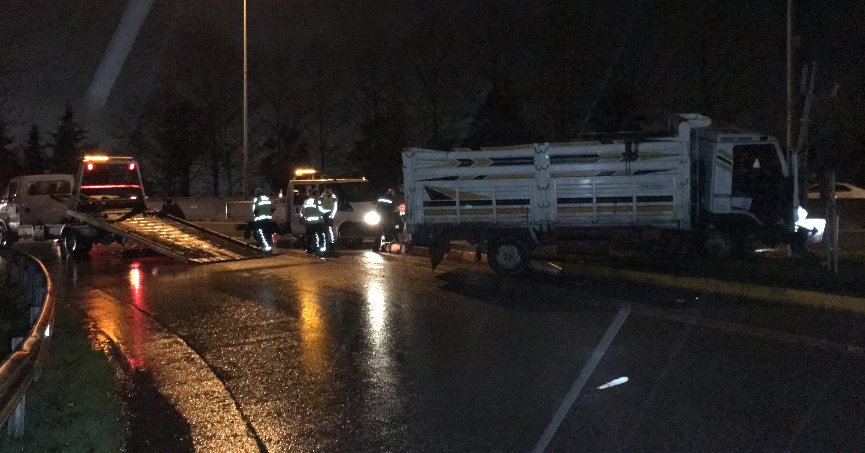 Yön tabelasının direğine çarptı: 2 yaralı