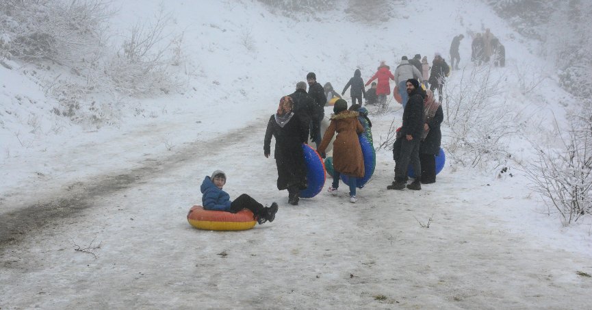 Beklenen kar gelince vatandaşlar soluğu Kartepe'de aldı