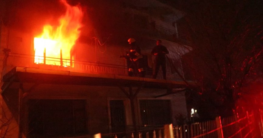 Alev alev yanan evlerini gözyaşları içinde çaresizlikle izlediler