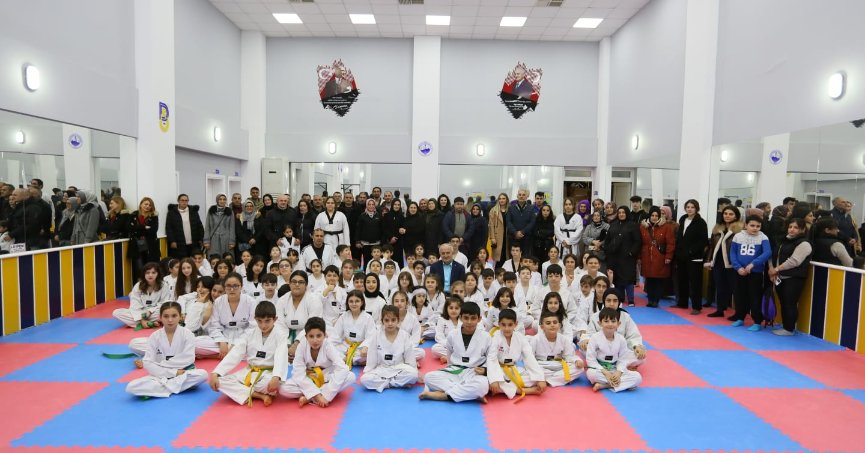 Derince’de 480 tekvandocu kuşak atladı