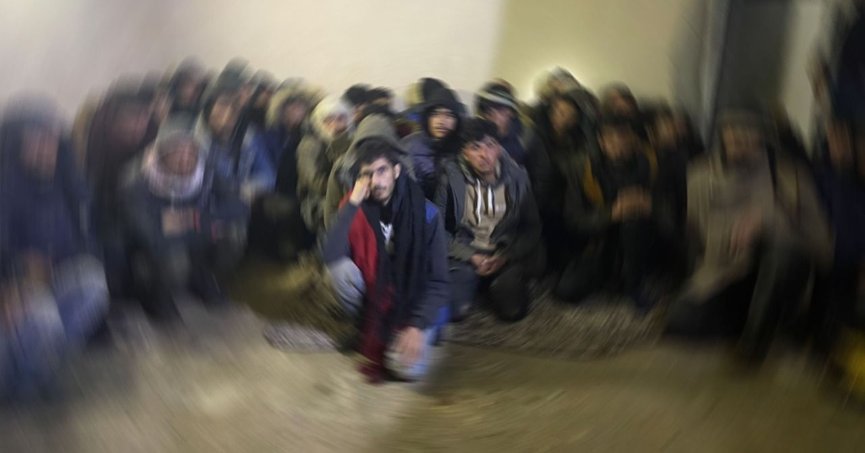 Durdurulan araçta 2 göçmen yakalandı, sürücü tutuklandı