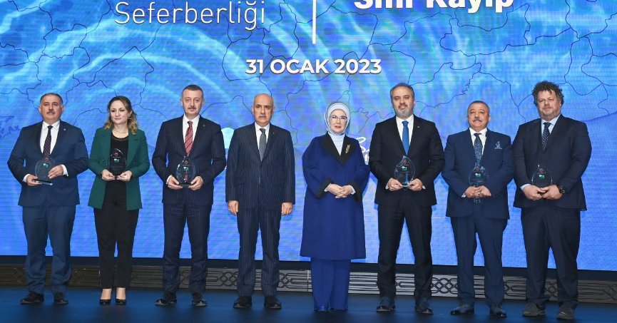 Emine Erdoğan’dan Başkan Büyükakın’a teşekkür plaketi