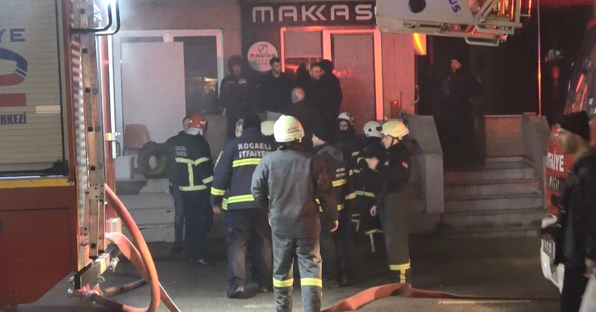 3 katlı binanın deposunda çıkan yangında dumanlar mahalleyi sardı