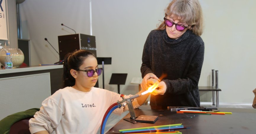 DERS ZİLİ ETKİNLİKLERİ ALEVDE CAM BONCUK YAPIMI İLE SÜRÜYOR