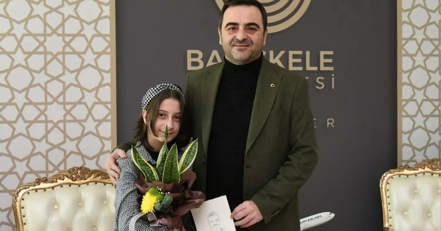 BAŞKAN ÖZLÜ' ÜN PORTRESİNİ YAPTI