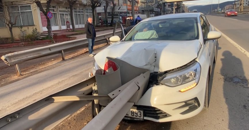 Kiralık otomobil bariyerlere çarptı: 3 yaralı