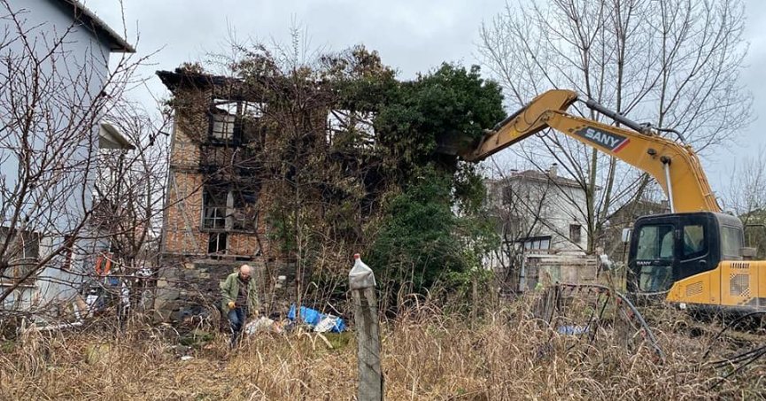 GÖLCÜK'TE ORTA HASARLI YA DA METRUK OLDUĞU İÇİN YIKILAN BİNA SAYISI 115 OLDU