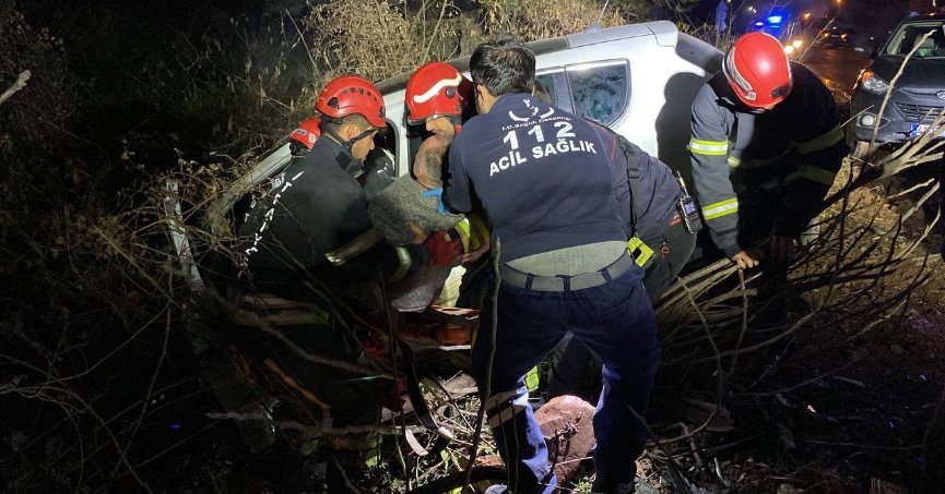 İki otomobil kafa kafaya çarpıştı: 1'i ağır 6 yaralı