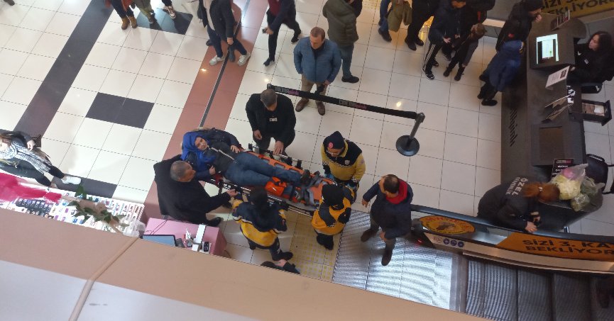 Anne ve kızı alışveriş merkezinde yürüyen merdivenden düştü