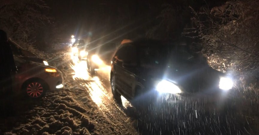 Yoğun kar yağışından ötürü onlarca araç, yüzlerce kişi mahsur kaldı
