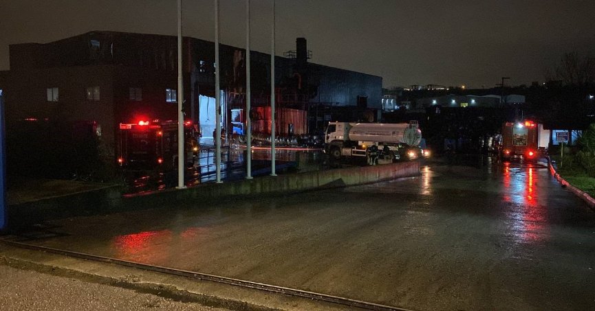 Geri dönüşüm fabrikasında çıkan yangın ekipleri harekete geçirdi