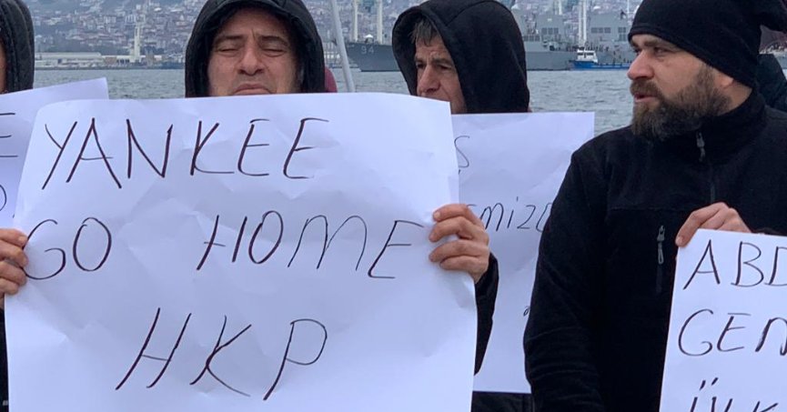 ABD’NİN SAVAŞ GEMİSİNİ PROTESTO ETTİLER